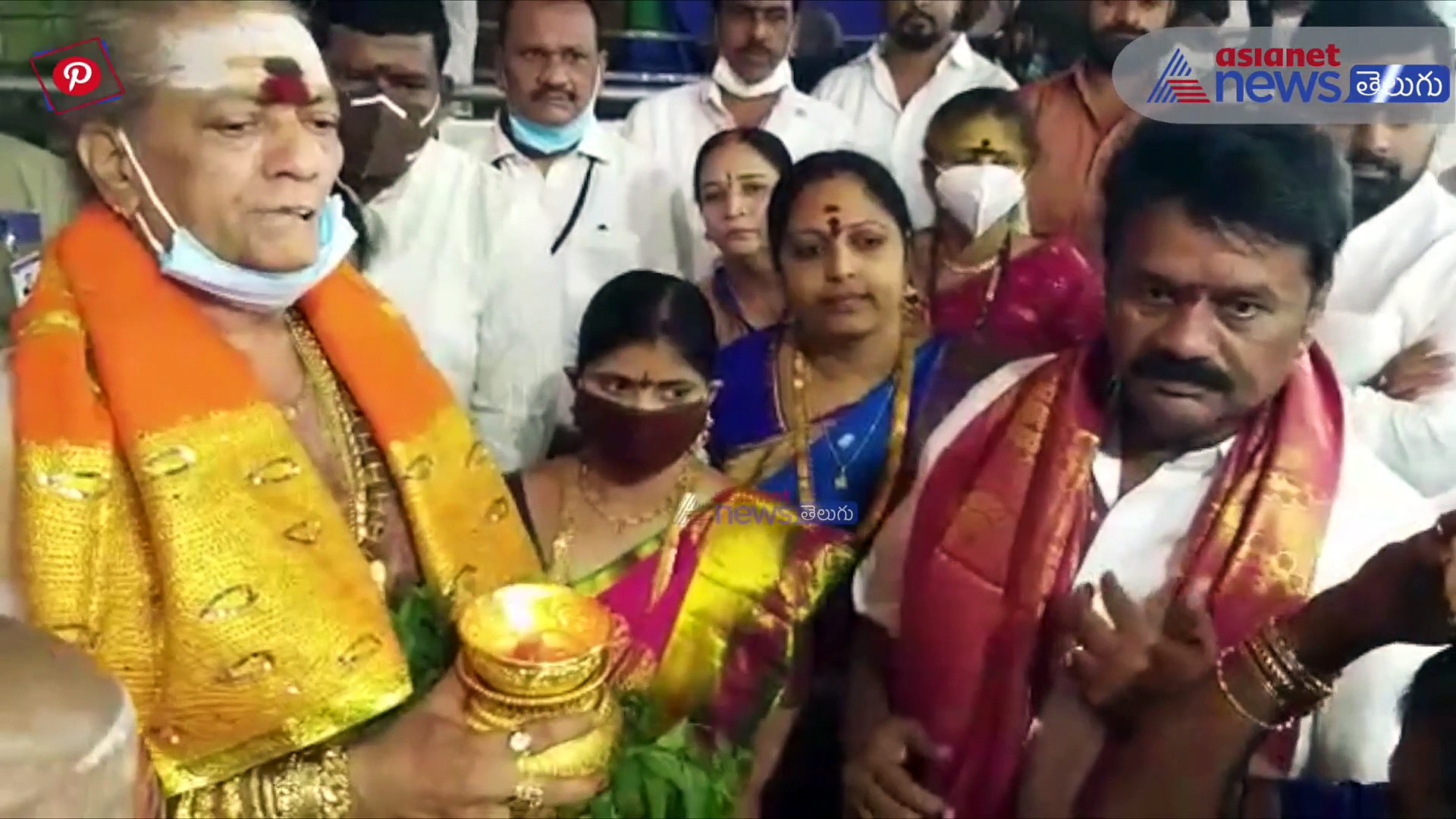 మహంకాళి అమ్మవారికి బంగారు బోనం సమర్పించిన మంత్రి తలసాని దంపతులు