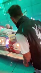 Un forain monte dans un manège en marche comme un boss !