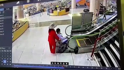 Monter sur un escalator avec une personne en fauteuil roulant n'est pas une bonne idée