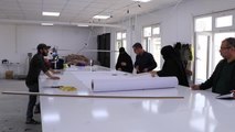 TEL ABYAD - Savaş mağduru kadınlar, tekstil fabrikasında çalışarak ev ekonomisine katkı sağlıyor