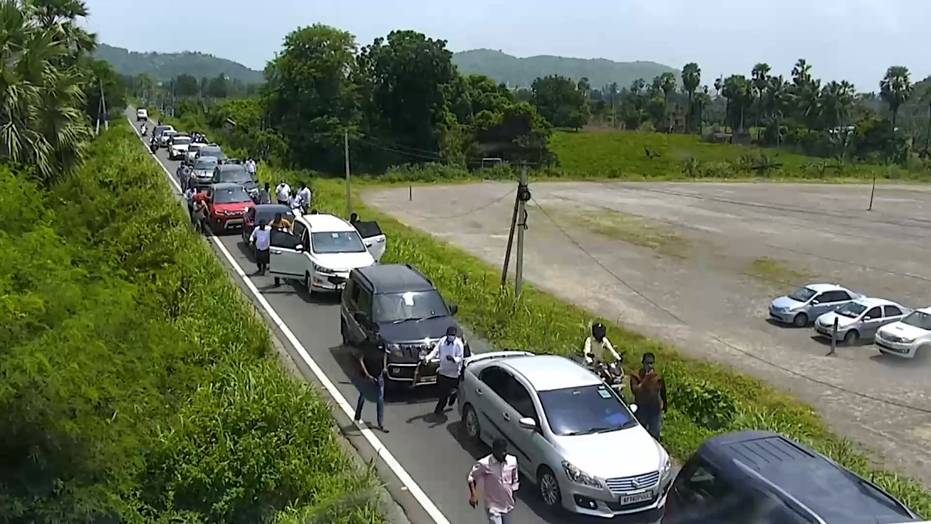 చంద్రబాబు నివాసంపై వైసీపీ ఎమ్మెల్యే జోగి రమేష్, అనుచరుల దాడి విజువల్స్