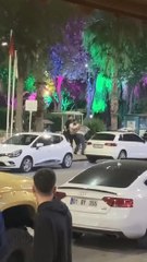 KAFE ÖNÜNDE 3 KİŞİNİN YARALANDIĞI SİLAHLI- SOPALI KAVGA KAMERADA