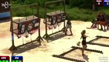 Survivor Nisa öfkesini kontrol edemedi! Atış duvarına kafa attı