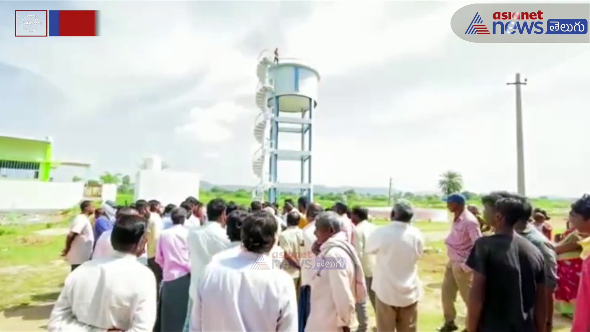 వ్యవసాయ భూమి కోసం.. వాటర్ ట్యాంక్ ఎక్కి సిరిసిల్ల రైతు నిరసన