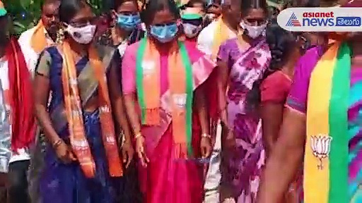 Huzurbad Bypoll:బిజెపి శ్రేణుల్లో ఫుల్ జోష్... ఈటల జమున ఇంటింటి ప్రచారం