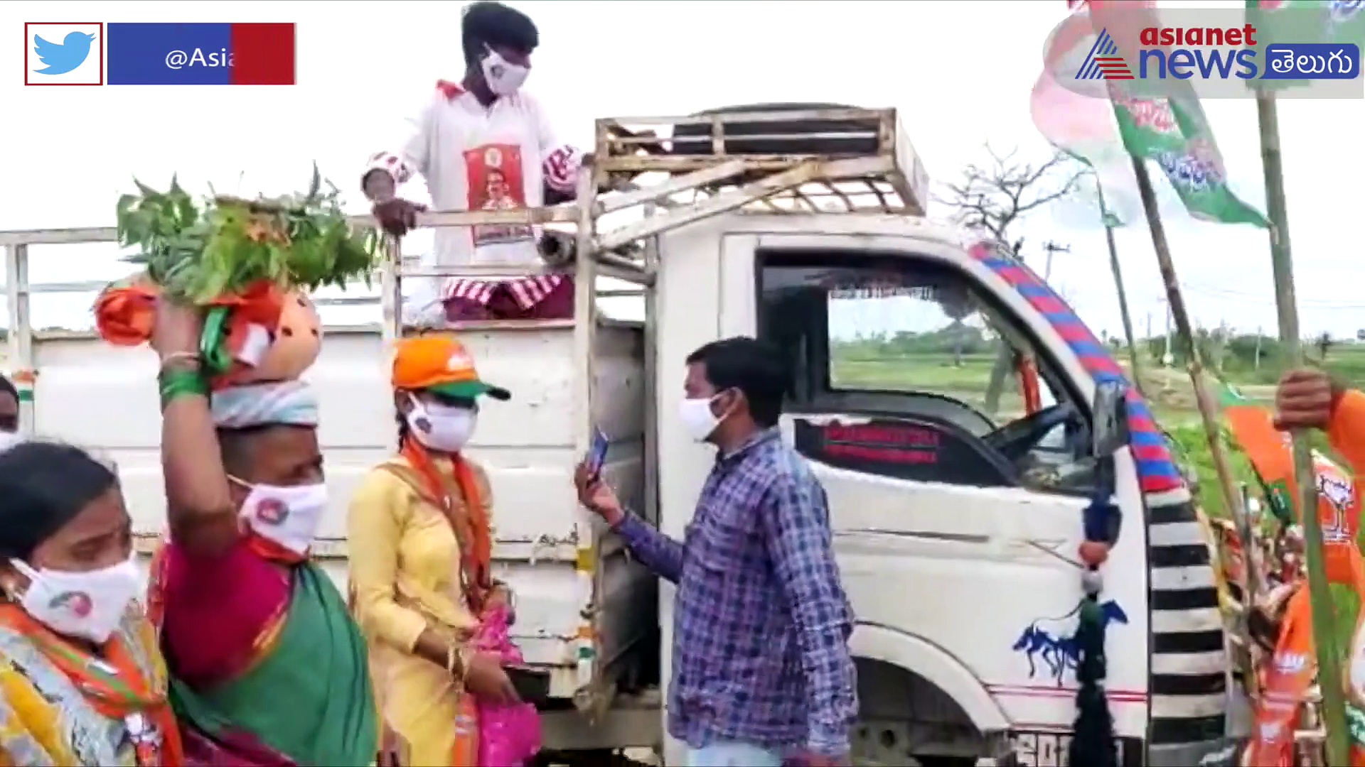 Huzurabad Bypoll:భారీ జెండాలు, మహిళల కోలాటాలతో... పూలవర్షం కురిపిస్తూ ఈటలకు ఘనస్వాగతం