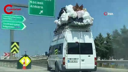 Tehlikeye aldırmadı, minibüsün üzerinde 'ev' taşıdı