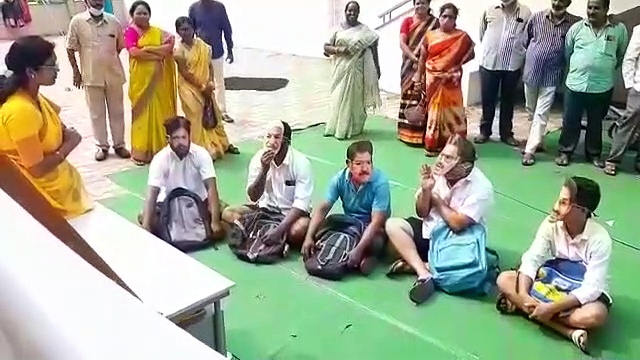 ఎన్టీఆర్ స్కూల్‌లో బుద్ధి, జ్ఞానం నేర్పబడును.. విశాఖలో టీడీపీ వినూత్న నిరసన (వీడియో)