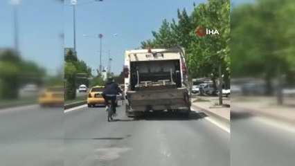 Elazığ'da bisikletlinin tehlikeli yolcuğu kameralara yansıdı