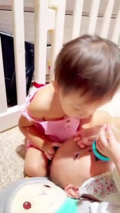 Lisa mới hơn 1 tuổi mẹ Hà đã được nhờ: hết dọn dẹp nhà cửa lại chăm em ốm cực khéo léo