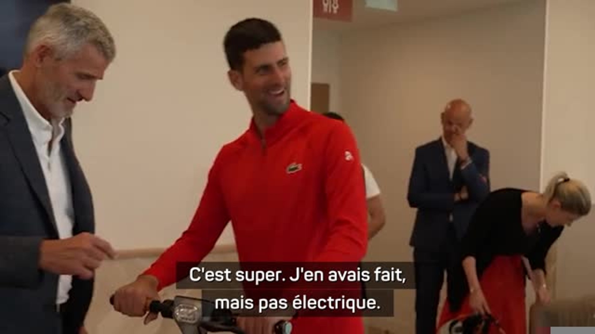 Roland-Garros - Djokovic reçoit une trottinette électrique pour son  anniversaire - Vidéo Dailymotion