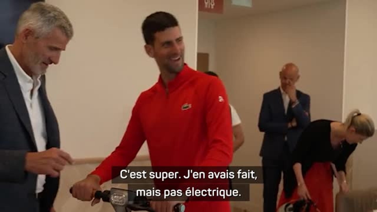 Roland-Garros - Djokovic reçoit une trottinette électrique pour son anniversaire