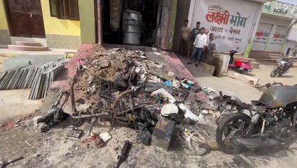 आग से जली स्कूटी और मोटरसाइकिल