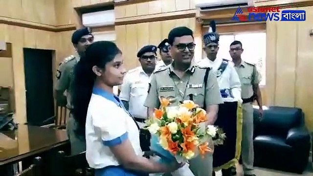 Kolkata Police felicitates Richa Singh for her success in ISC