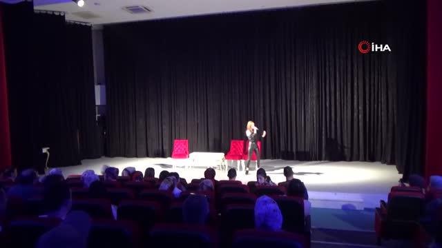 Görme engelli bireyler tiyatro oyunu sergiledi