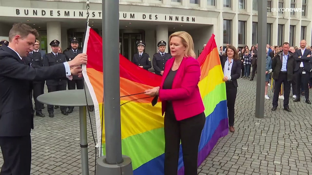 'Historischer Moment': Erstmals Regenbogenflagge am Innenministerium in Berlin