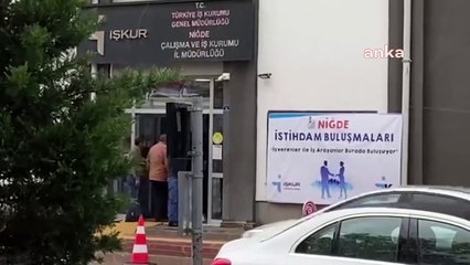 NİĞDE İŞKUR ÖNÜNDE YAĞMURA RAĞMEN KUYRUK OLUŞTU