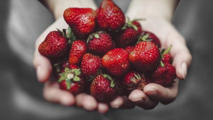 La razón por la que nunca se debería lavar las fresas únicamente con agua