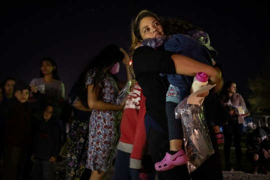 Miles de familias se enfrentan a la escasez de leche para bebés en Estados Unidos