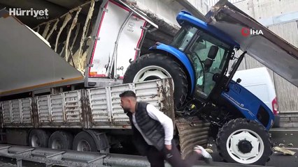 Niğde’de traktör ve kamyonet yüklü tır, köprüye sıkıştı