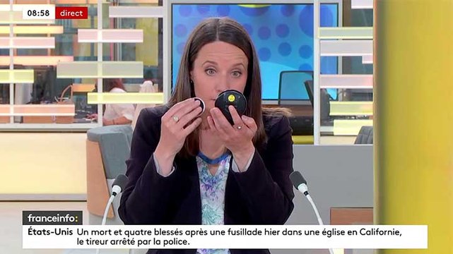 Zapping du 17/05 : Pensant être hors antenne la journaliste de Franceinfo se remaquille en direct