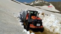 Antalya'da herkes şaşkın: Kar adam boyunu geçti