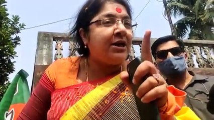 Télécharger la video: BJP candidate from Chunchura Locket Chatterjee campaigned in a bullock cart spb