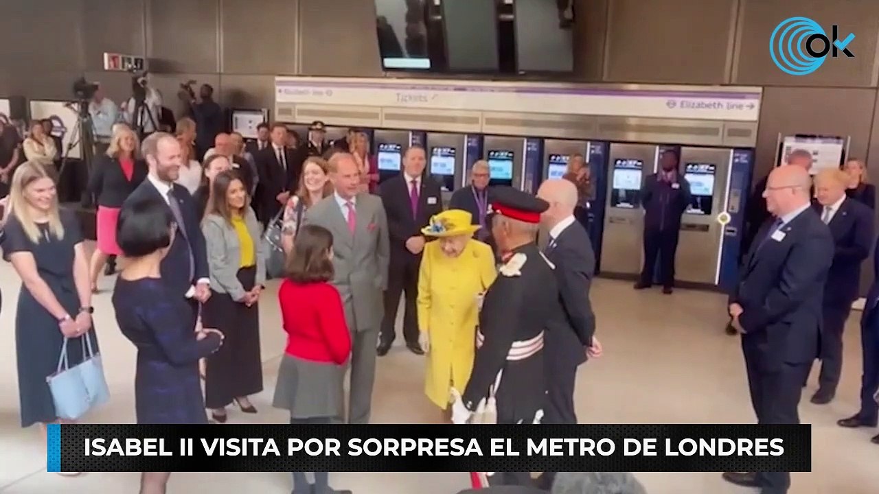 Isabel II visita por sorpresa el metro de Londres