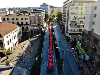 1919 metrelik bayrakla caddeler şenlendi