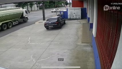 Câmera flagra batida entre carros na Avenida Minas Gerais