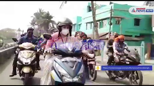 মাথায় হেলমেট, স্কুটি চালিয়ে ভোটের প্রচারে স্মৃতি ইরানি