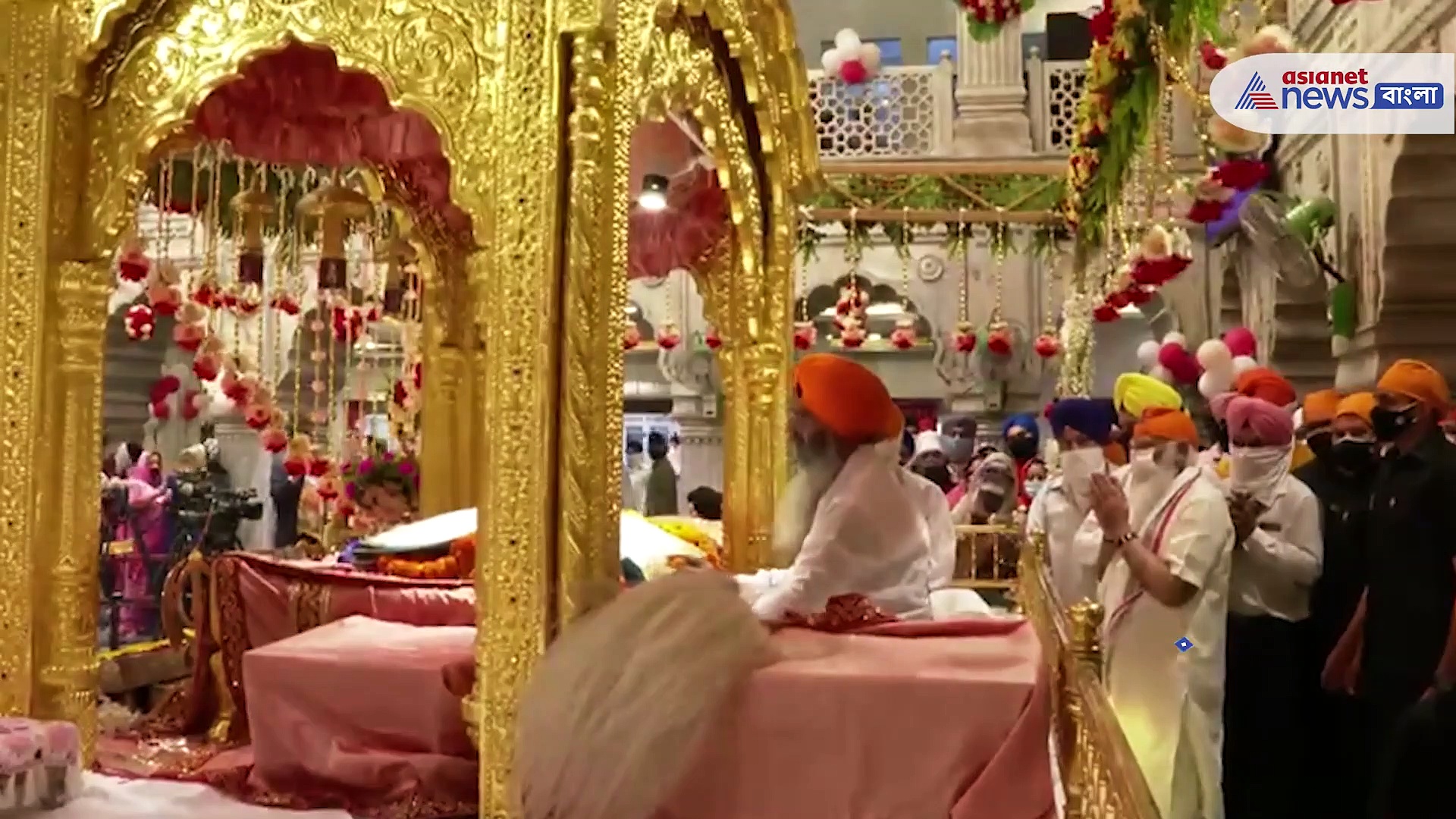 ভিআইপি লাইন ছেড়ে সাধারণ মানুষের সঙ্গে গুরুদুয়ারে দেশের প্রধানমন্ত্রী