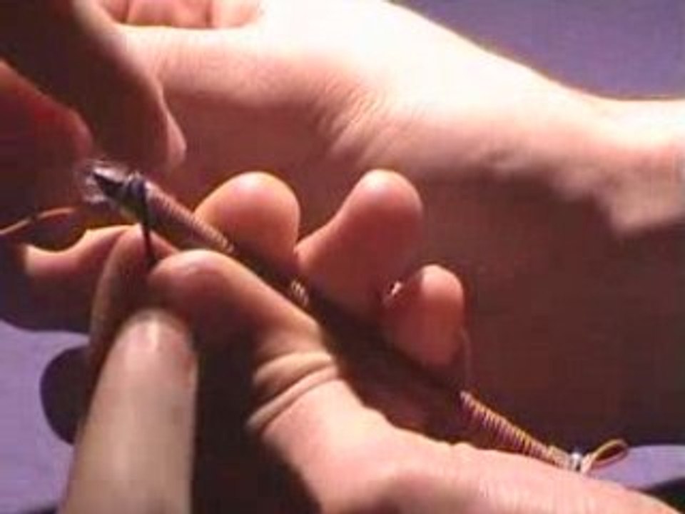 Un fil électrique qui se transforme en pile.