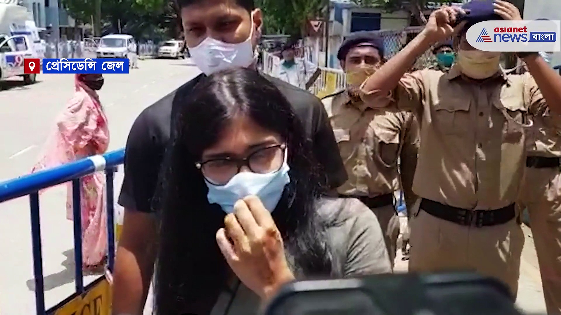 বাবা কেমন আছে জানা নেই, আবারও বাবার সঙ্গে দেখা না করেই ফিরতে হল ফিরহাদ কন্যাকে