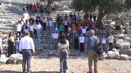 Ortaca'da öğrenciler 3 bin yıllık antik kentte kitap okudu