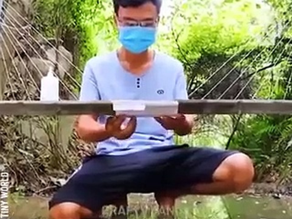 Il construit un pont miniature en ciment et béton... pour faire traverser les fourmis