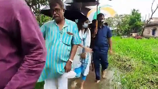 মানুষের পাশে লাভলি, জল ডিঙিয়ে ঘুরে দেখলেন সোনারপুরের জলমগ্ন এলাকা
