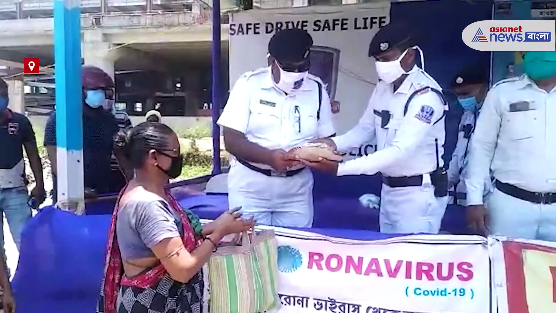 আংশিক লকডাউনে মানবিকতার পরিযায়ী শ্রমীকদের মুখে অন্ন তুলে দিলেন ট্রাফিক পুলিশ