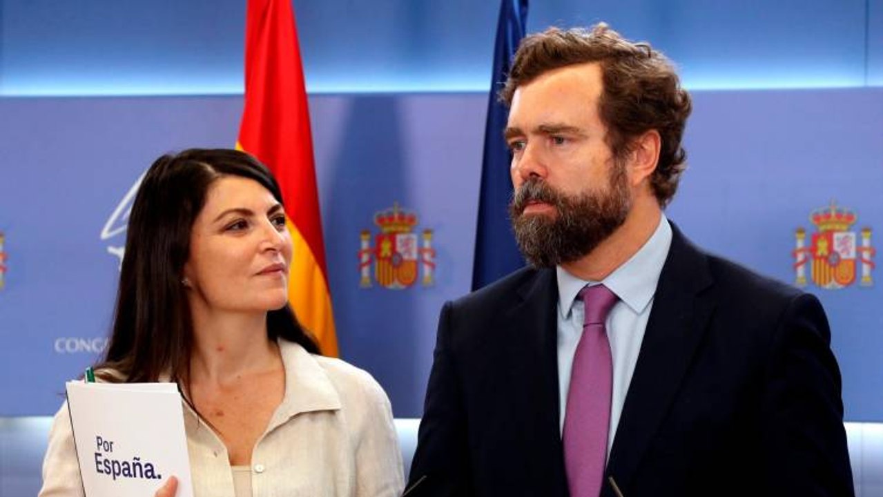Espinosa de los Monteros (VOX) no aguanta la risa en su magistral troleo a Podemos por atacar a Olona