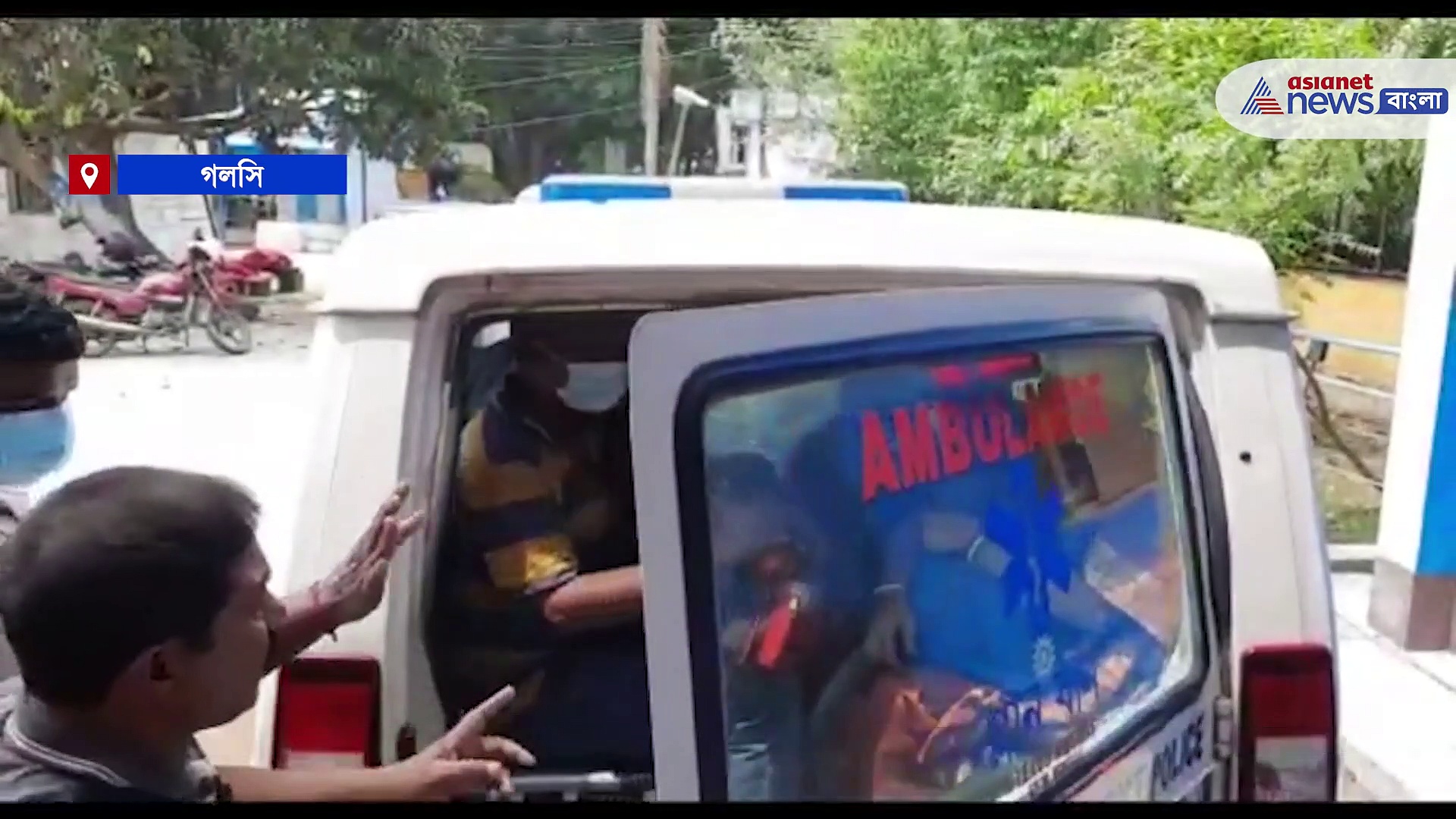 জাতীয় সড়কে বাস দুর্ঘটনা, বাসের মধ্যে দীর্ঘক্ষণ আটকে থাকল বাসের চালক