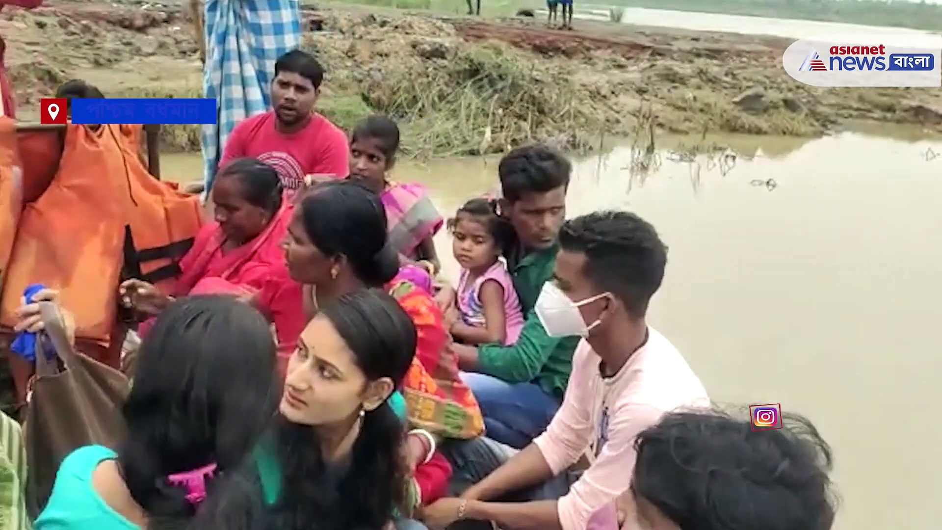 নৌকায় বসে গান গাইছেন বাউলরা, বিধানচন্দ্র রায় -এর স্মরণে চলল বাউল গান