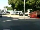 Panico in Puglia: auto incendiata continua a camminare sino a schiantarsi contro un palo. Pauroso episodio a Manfredonia - VIDEO