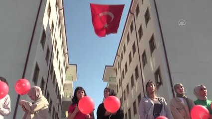 Üniversite öğrencileri gökyüzüne 103 ay yıldızlı balon bıraktı