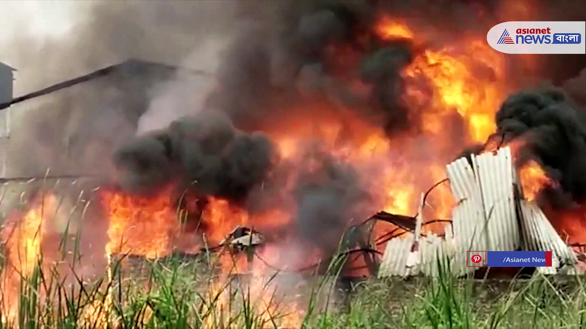 দীর্ঘক্ষণ পরেও নিয়ন্ত্রণে আসেনি আগুন, লেলিহান শিখার গ্রাসে মহেশতলার রায়ায়নিক কারখানা