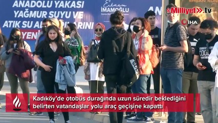 Kadıköy'de vatandaşlar geç gelen İETT aracının önünü kesti