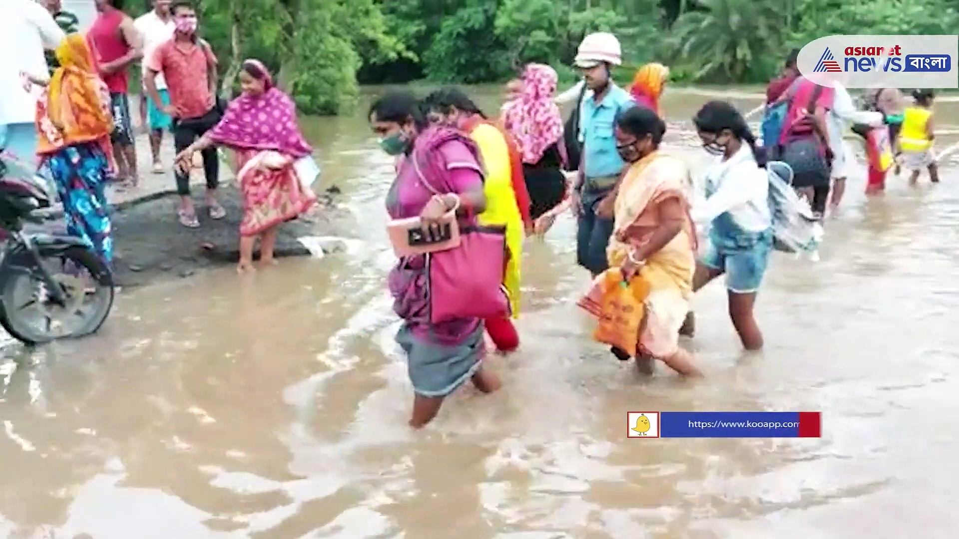 নিম্নচাপের জেরে প্রবল বর্ষণ, বিপর্যস্ত কলকাতা