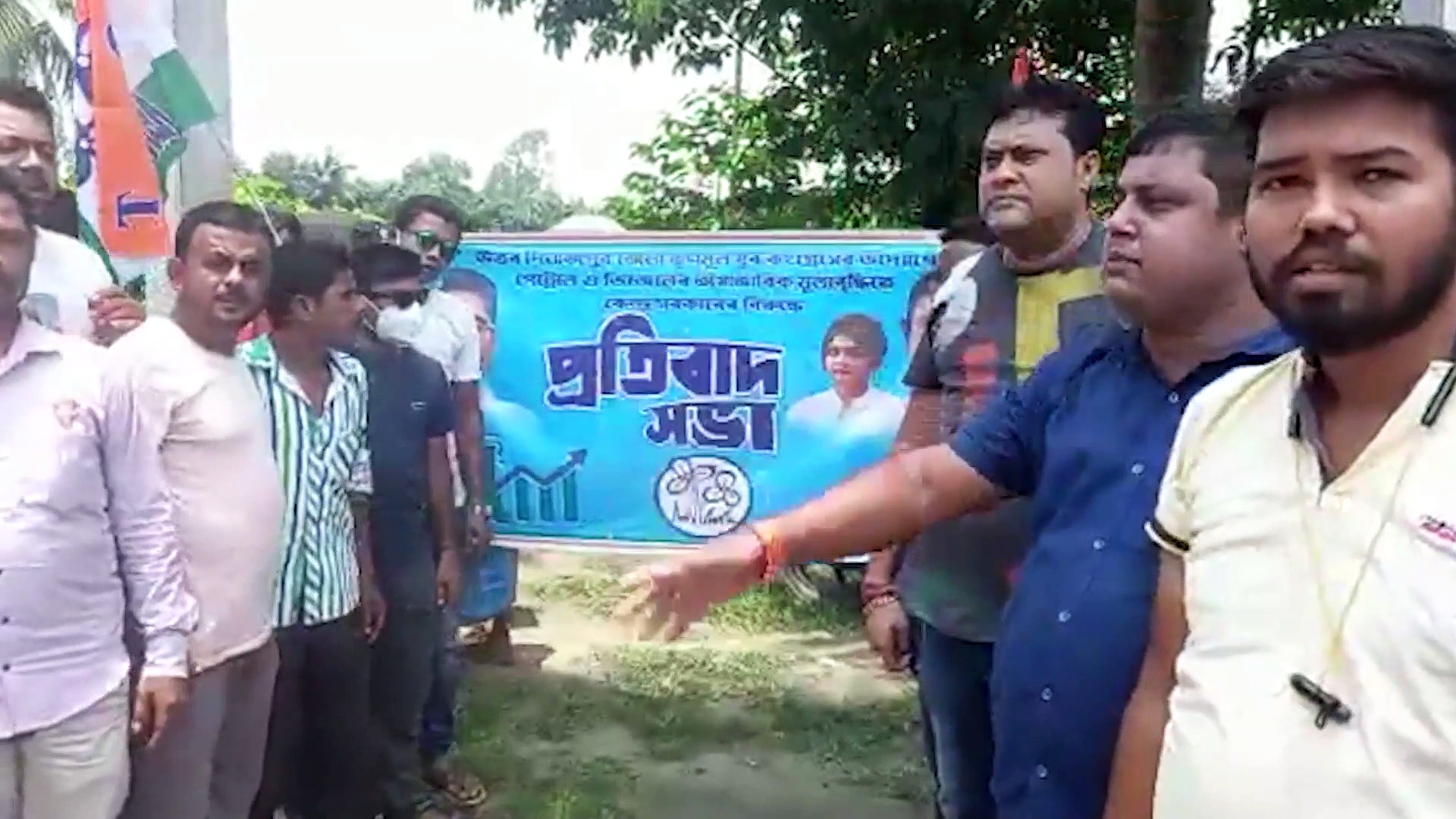 পেট্রোল পাম্পে গেলেই মিলছে মিষ্টি, পেট্রোলের মূল্যবৃদ্ধির প্রতিবাদ রায়গঞ্জে