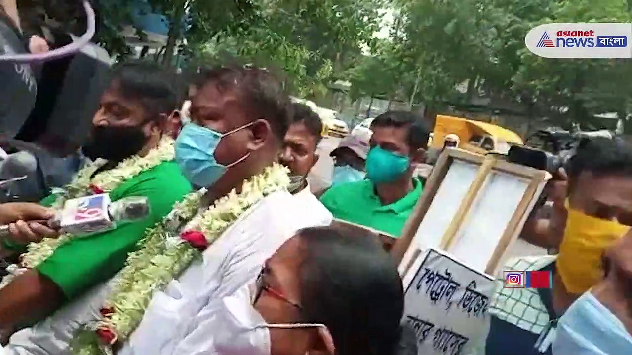 পেট্রোলের দাম সেঞ্চুরি পার, প্রতিবাদে সাইকেলে বিধানসভার পথে শ্রমমন্ত্রী