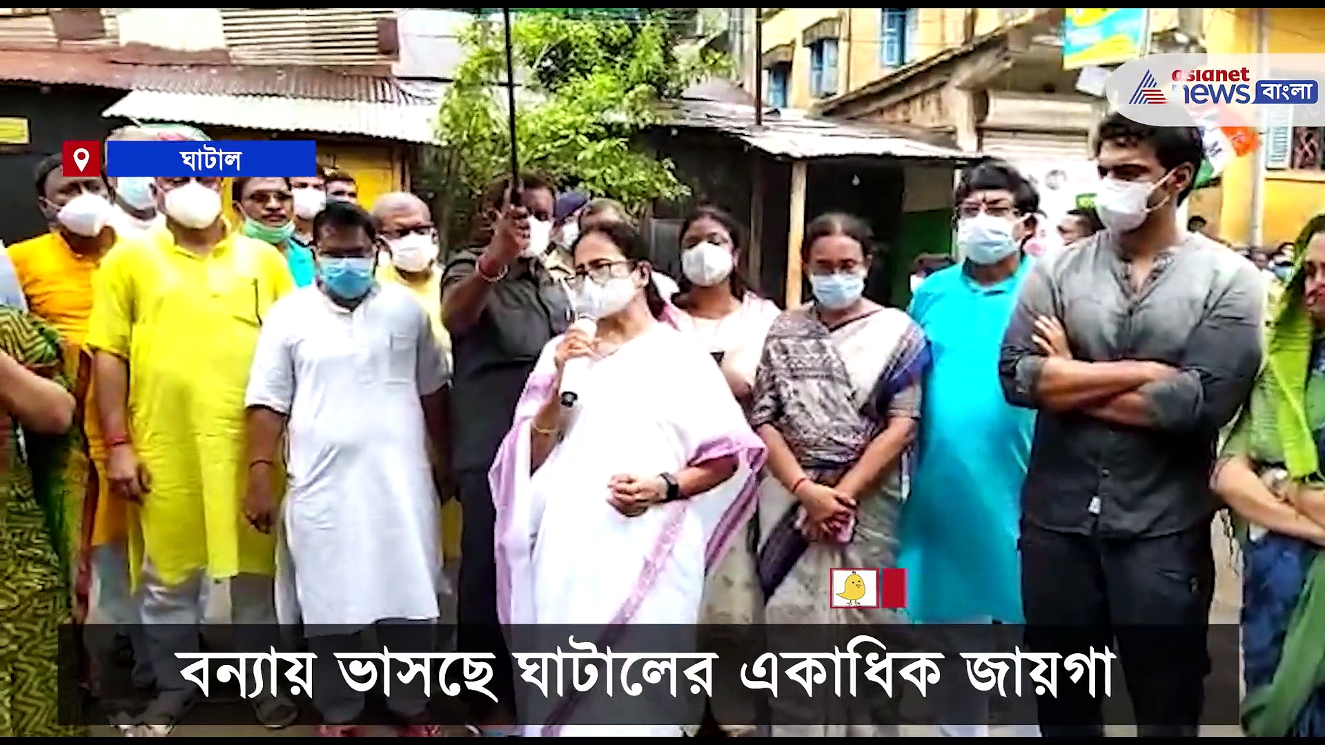 ঘাটালে বন্যা কবলিত এলাকা পরিদর্শনে মুখ্যমন্ত্রী, নিজে হাতে মানুষের হাতে তুলে দিলেন ত্রাণ সামগ্রী