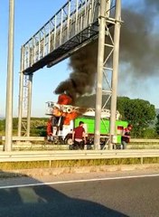 BELEDİYENİN SULAMA ARACI ALEV ALEV YANDI